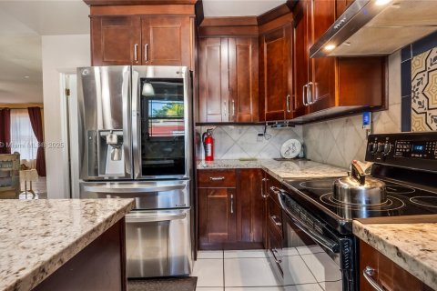 House in Miami, Florida 5 bedrooms, 230.4 sq.m. № 1887469 - photo 19