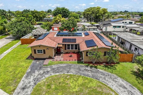 House in Miami, Florida 5 bedrooms, 230.4 sq.m. № 1887469 - photo 2