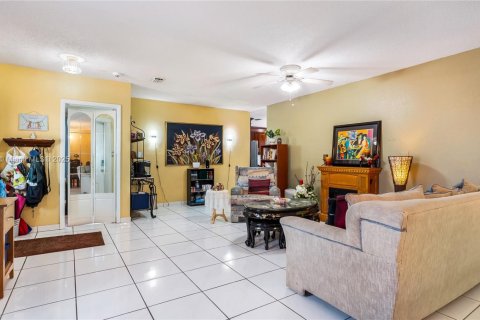 House in Miami, Florida 5 bedrooms, 230.4 sq.m. № 1887469 - photo 12