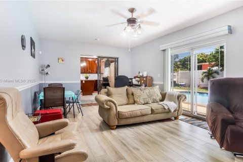 House in Miami, Florida 5 bedrooms, 230.4 sq.m. № 1887469 - photo 14