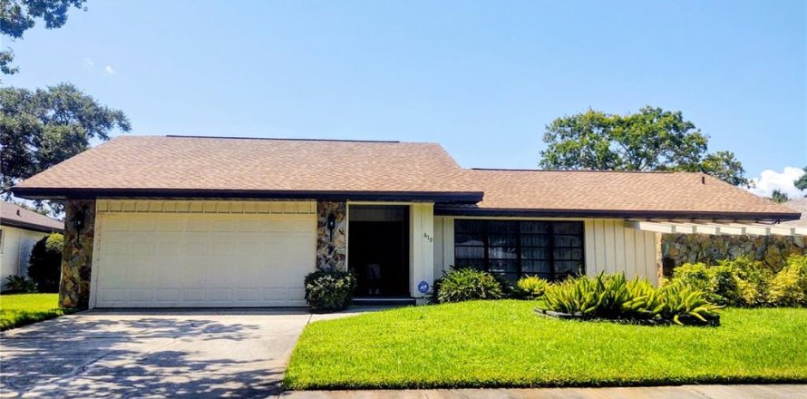 House in Saint Petersburg, Florida 3 bedrooms, 170.01 sq.m. № 2204190
