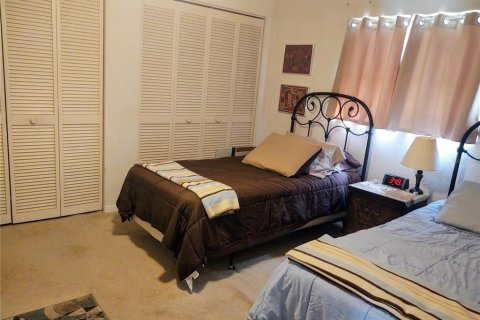 House in Saint Petersburg, Florida 3 bedrooms, 170.01 sq.m. № 2204190 - photo 13