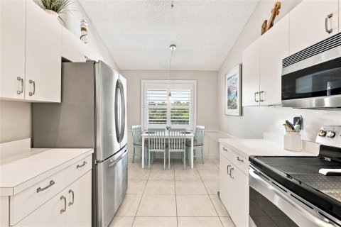 Condo in Sarasota, Florida, 2 bedrooms  № 2314665 - photo 17