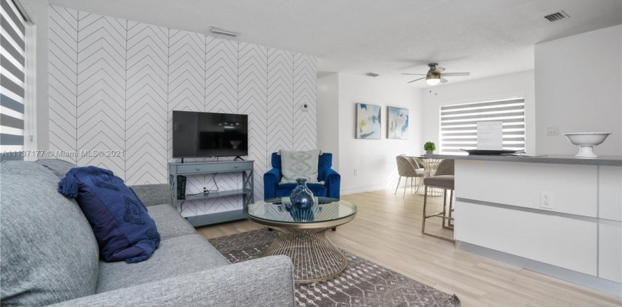 Casa en Cutler Bay, Florida 2 dormitorios, 109.9 m2 № 2060029