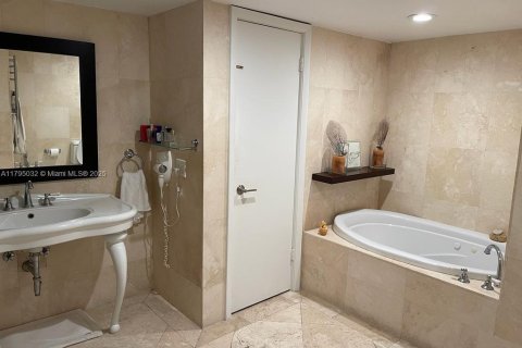 Снять в аренду кондоминиум в Ки-Бискейн, Флорида 3 спальни, 219.81м2, № 2037764 - фото 15