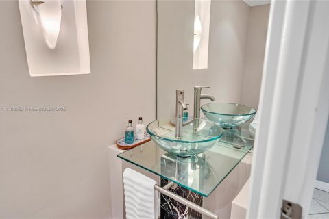 Купить кондоминиум в Бей-Харбор-Айлендс, Флорида 2 спальни, 133.87м2, № 1462596 - фото 25