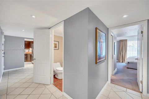 Купить кондоминиум в Бей-Харбор-Айлендс, Флорида 2 спальни, 133.87м2, № 1462596 - фото 24