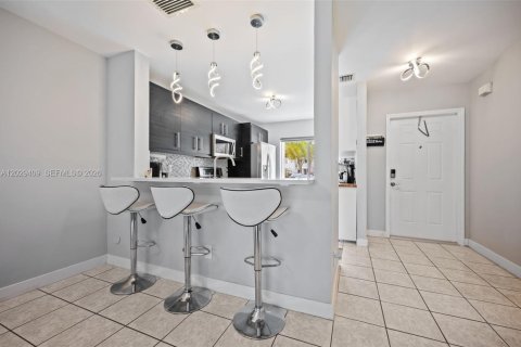 House in Pembroke Pines, Florida 2 bedrooms, 103.49 sq.m. № 2082947 - photo 4