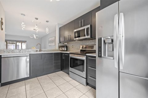 House in Pembroke Pines, Florida 2 bedrooms, 103.49 sq.m. № 2082947 - photo 13