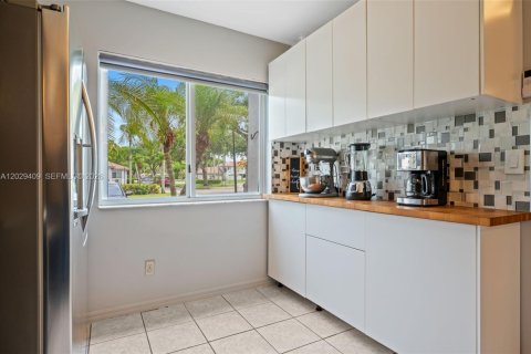House in Pembroke Pines, Florida 2 bedrooms, 103.49 sq.m. № 2082947 - photo 12