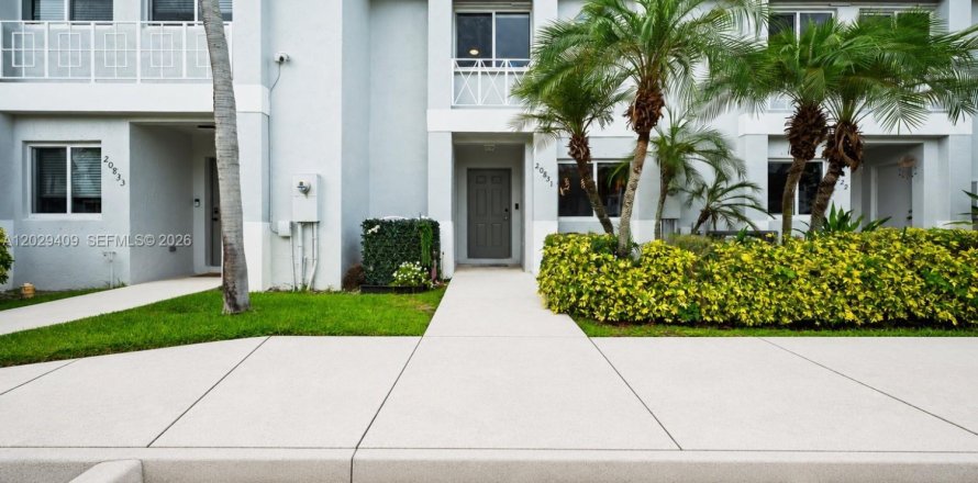 House in Pembroke Pines, Florida 2 bedrooms, 103.49 sq.m. № 2082947