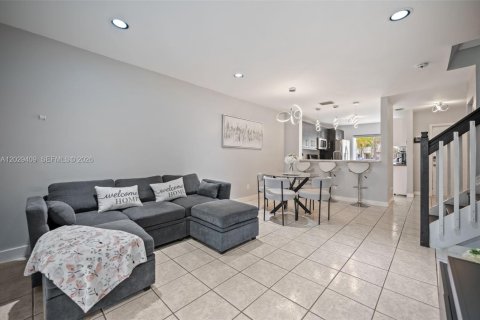 House in Pembroke Pines, Florida 2 bedrooms, 103.49 sq.m. № 2082947 - photo 7