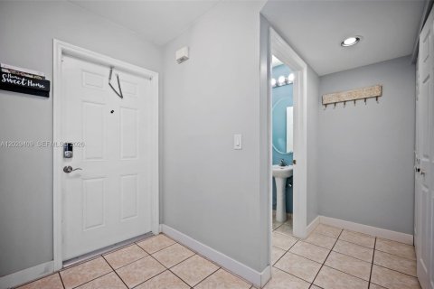 House in Pembroke Pines, Florida 2 bedrooms, 103.49 sq.m. № 2082947 - photo 10
