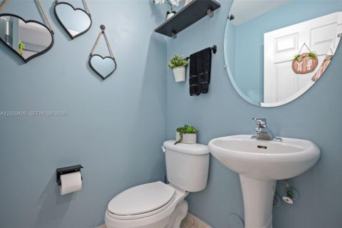 House in Pembroke Pines, Florida 2 bedrooms, 103.49 sq.m. № 2082947 - photo 24