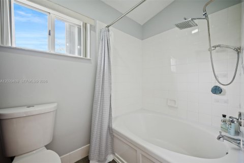 House in Pembroke Pines, Florida 2 bedrooms, 103.49 sq.m. № 2082947 - photo 23