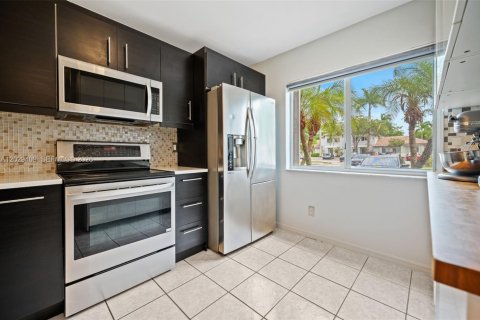 House in Pembroke Pines, Florida 2 bedrooms, 103.49 sq.m. № 2082947 - photo 11