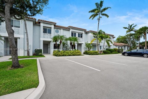 House in Pembroke Pines, Florida 2 bedrooms, 103.49 sq.m. № 2082947 - photo 3