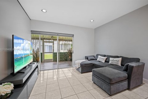 House in Pembroke Pines, Florida 2 bedrooms, 103.49 sq.m. № 2082947 - photo 6