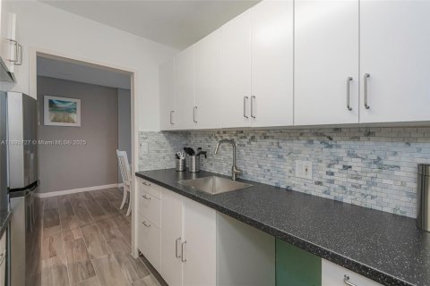 Condominio en venta en Miami Beach, Florida, 1 dormitorio, 79.06 m2 № 1949772 - foto 13