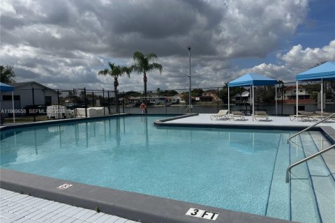 Condominio en venta en Miami, Florida, 2 dormitorios, 78.5 m2 № 2030380 - foto 16