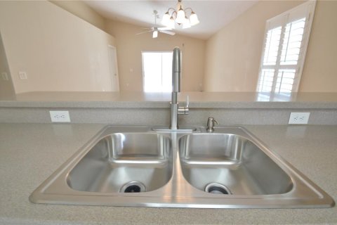 House in New Port Richey, Florida 3 bedrooms, 119.29 sq.m. № 1886245 - photo 12