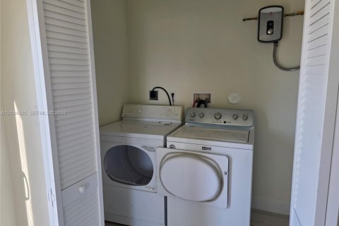 House in Lehigh Acres, Florida 3 bedrooms № 2069009 - photo 15