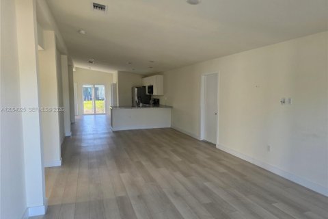 House in Lehigh Acres, Florida 3 bedrooms № 2069009 - photo 7