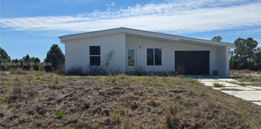 House in Lehigh Acres, Florida 3 bedrooms № 2069009