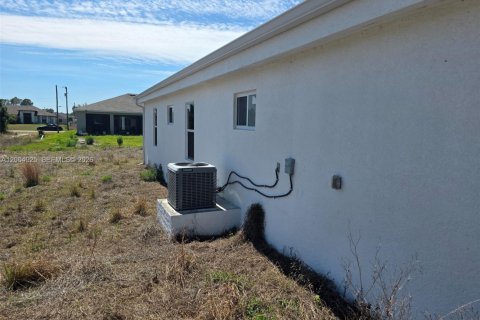 House in Lehigh Acres, Florida 3 bedrooms № 2069009 - photo 4