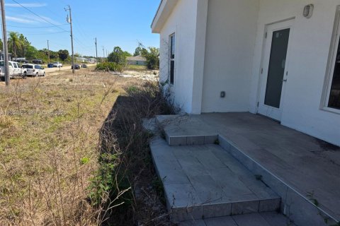 House in Lehigh Acres, Florida 3 bedrooms № 2069009 - photo 2