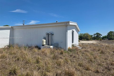 House in Lehigh Acres, Florida 3 bedrooms № 2069009 - photo 6