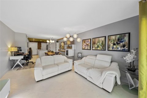 Condominio en venta en Hallandale Beach, Florida, 2 dormitorios, 97.55 m2 № 1995449 - foto 7