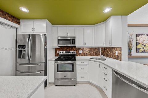 Condominio en venta en Hallandale Beach, Florida, 2 dormitorios, 97.55 m2 № 1995449 - foto 13