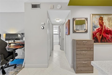 Condominio en venta en Hallandale Beach, Florida, 2 dormitorios, 97.55 m2 № 1995449 - foto 16