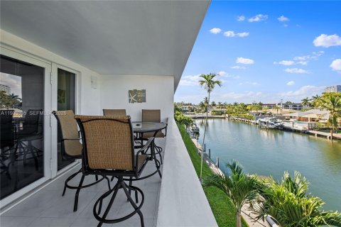 Condo in Hallandale Beach, Florida, 2 bedrooms № 1995449