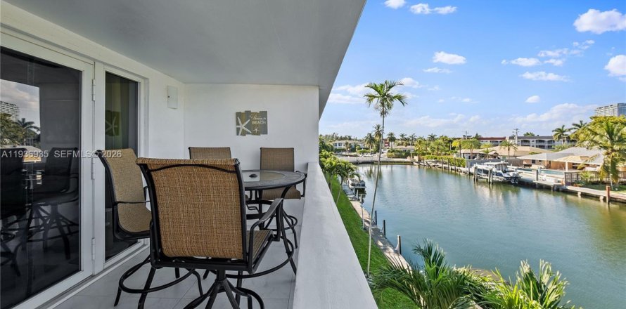 Condominio en Hallandale Beach, Florida, 2 dormitorios  № 1995449