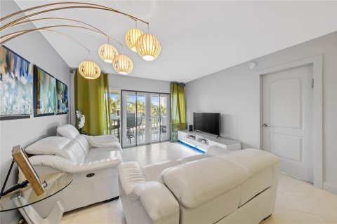 Condominio en venta en Hallandale Beach, Florida, 2 dormitorios, 97.55 m2 № 1995449 - foto 3