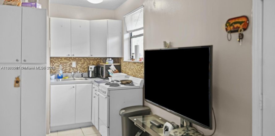 Дом в Майами-Гарденс, Флорида 1 спальня, 241.82м2 № 1956676