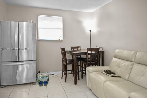 Снять в аренду виллу или дом в Майами-Гарденс, Флорида 1 спальня, 241.82м2, № 1956676 - фото 2