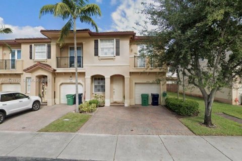 Townhouse in Miami, Florida 3 bedrooms, 161 sq.m. № 1991514 - photo 1