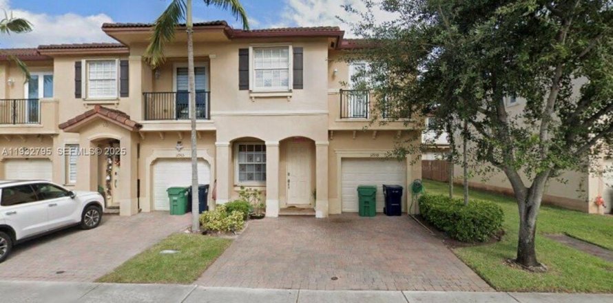 Townhouse in Miami, Florida 3 bedrooms, 161 sq.m. № 1991514