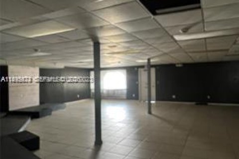 Propiedad comercial en venta en Oakland Park, Florida № 1947261 - foto 2