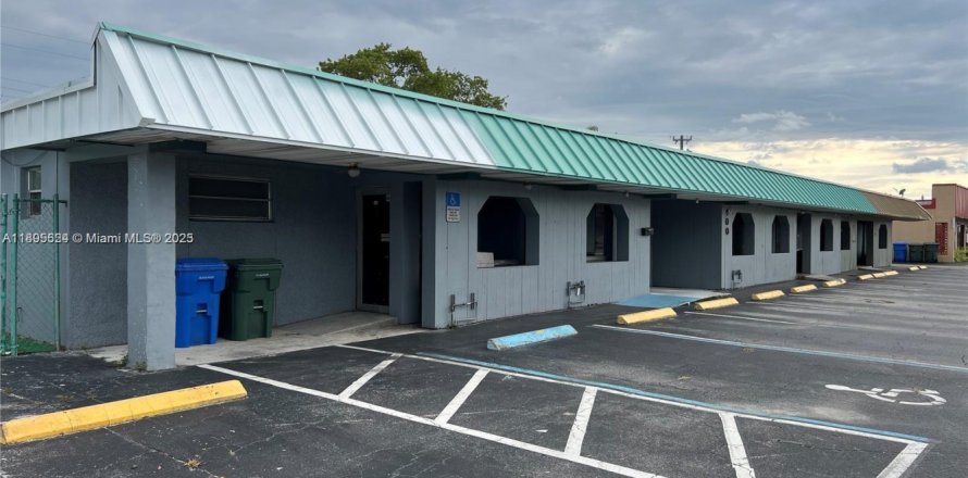 Propiedad comercial en Oakland Park, Florida № 1947261