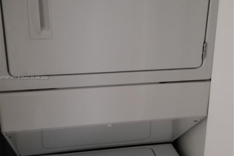 Condominio en venta en Coral Gables, Florida, 1 dormitorio, 67.63 m2 № 1993928 - foto 16