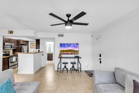 Condo in Miami, Florida, 2 bedrooms  № 2024229 - photo 12
