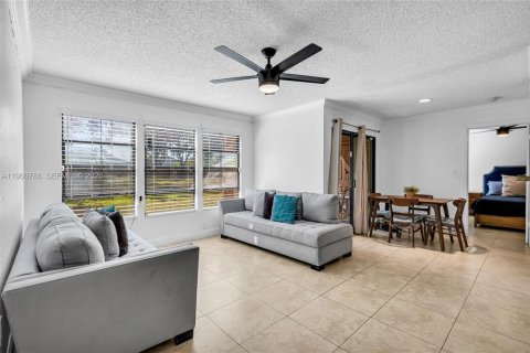 Condo in Miami, Florida, 2 bedrooms  № 2024229 - photo 10