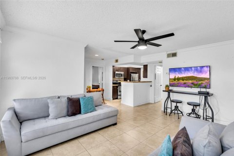 Condo in Miami, Florida, 2 bedrooms  № 2024229 - photo 9
