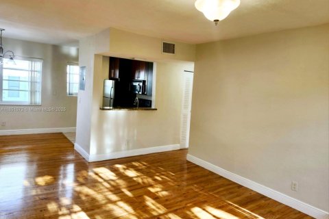 Condominio en alquiler en Miami Beach, Florida, 2 dormitorios, 84.36 m2 № 1871606 - foto 6