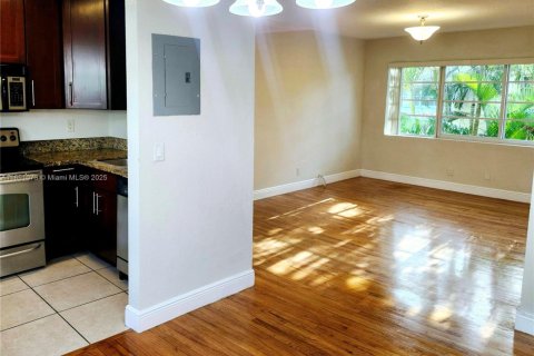Condominio en alquiler en Miami Beach, Florida, 2 dormitorios, 84.36 m2 № 1871606 - foto 2