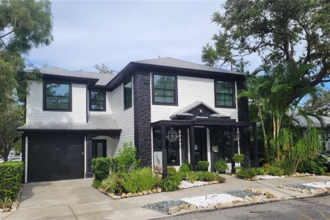 Снять в аренду квартиру в Сарасота, Флорида 6 комнат, 113.34м2, № 1915690 - фото 1